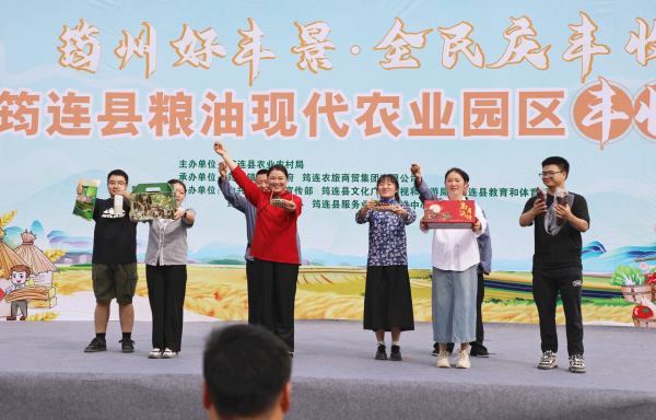 中证策略 庆祝丰收！四川宜宾筠连乡镇代表化身“产品代言人”推介优质土特产